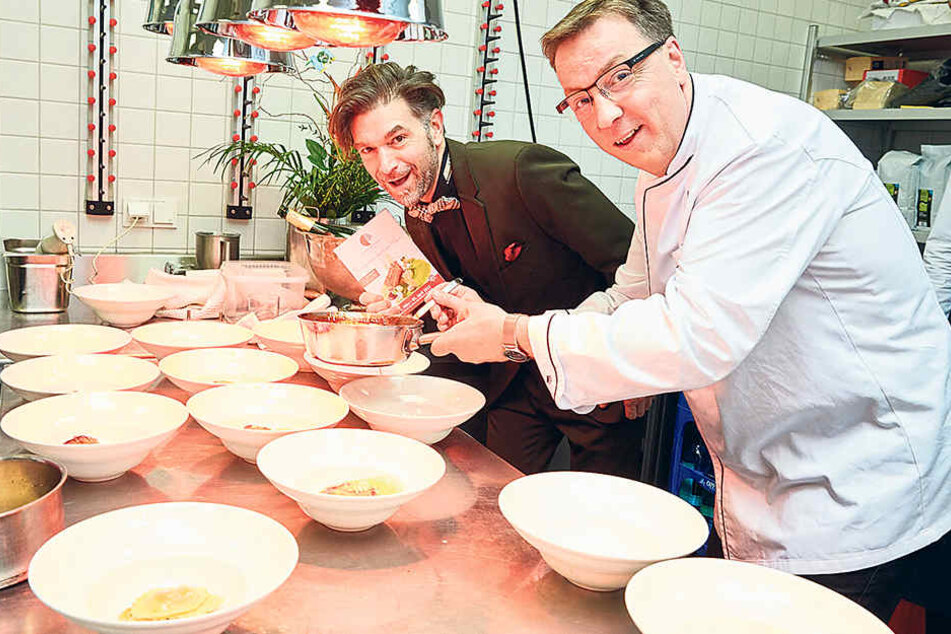 Mario Pattis (47, r.) und „Kochsternstunden“-Veranstalter Clemens Lutz
(45) eröffnen den Lokal-Wettstreit mit einem Galadinner.