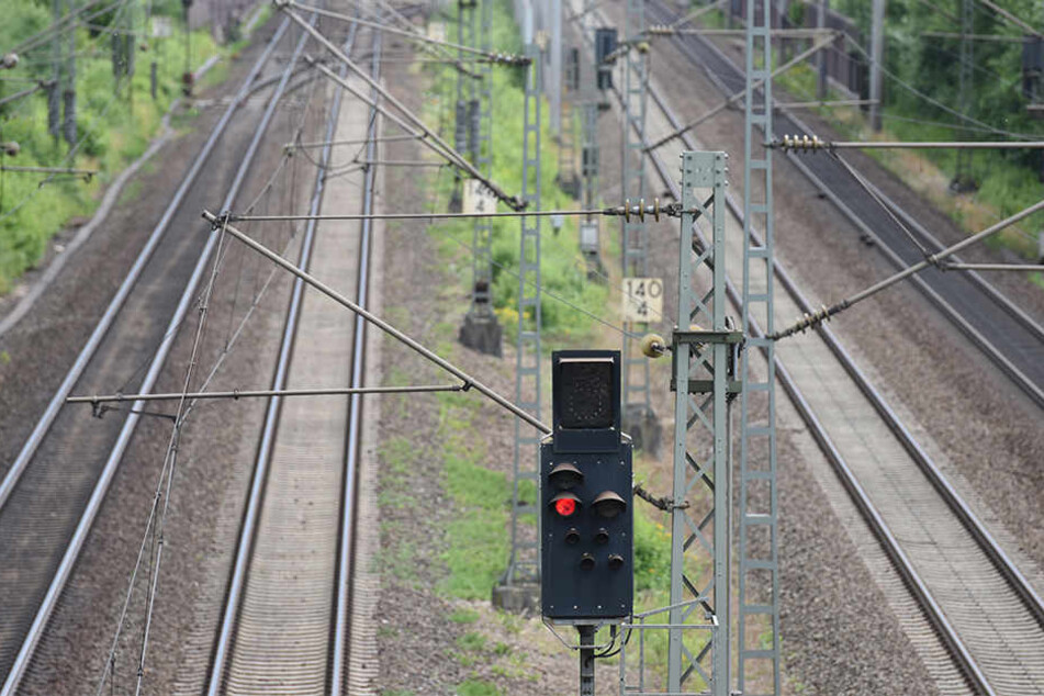 Als die Polizei einen der Diebe stellte, lagen bereits mehrere Signalkabel neben den Gleisen zum Abtransport bereit. (Symbolbild)