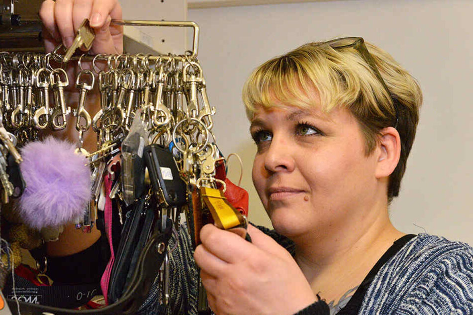 Die Dresdner Fundbüro-Sachbearbeiterin Anja Naujoks (34) ist die Herrin der verbummelten Schätze.