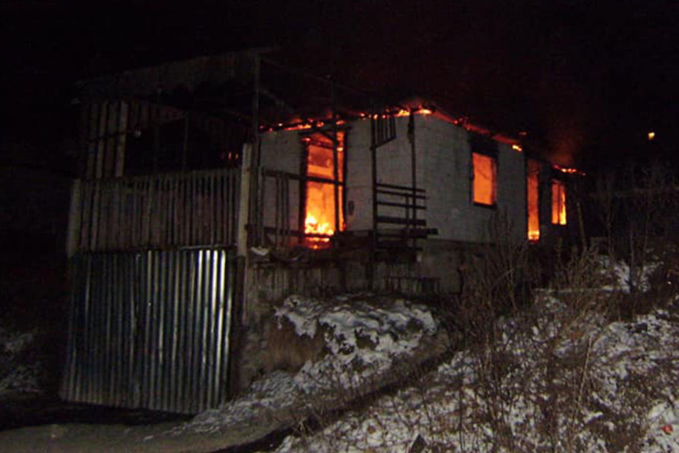 Das Löschen des Feuers habe rund sechs Stunden gedauert.