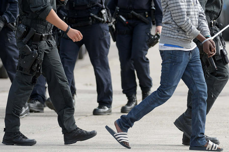 In der Landeserstaufnahmeeinrichtung für Flüchtlinge (LEA) in Ellwangen wird Youssif O. von maskierten Polizisten abgeführt.