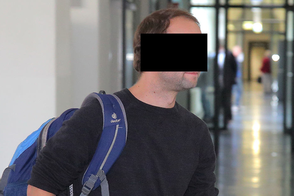 Pfleger Benjamin L. (36) soll einen Polizisten als „Bullenwichser“ beschimpft
haben. Die Anschuldigung wies er zurück.