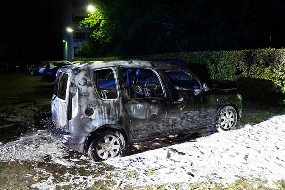 Die Hochkombi des Skodas brannte vollständig ab. Die Schadenshöhe ist bislang unklar.