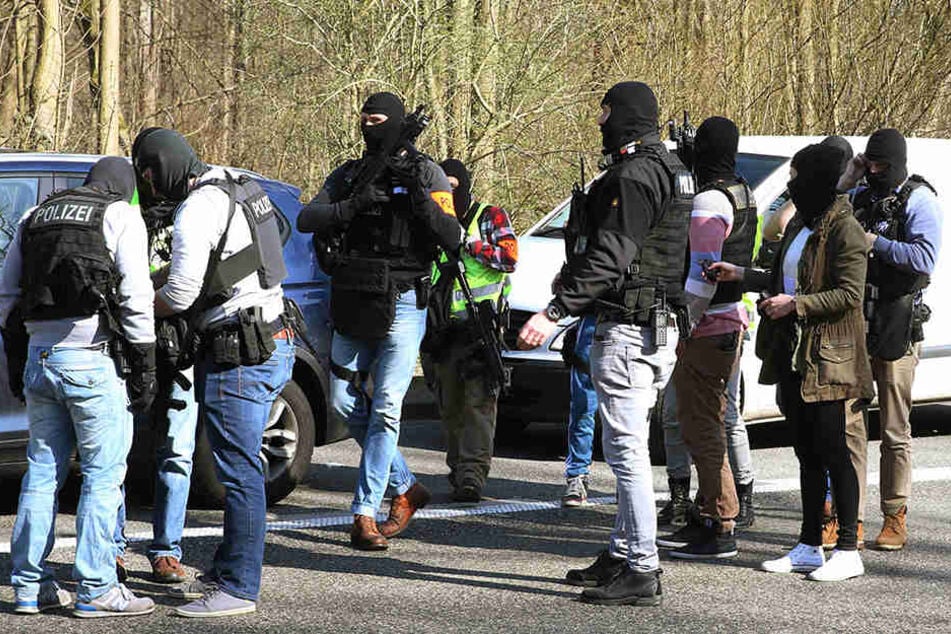 SEK Beamten bereiten sich auf ihren Einsatz im Wald vor.