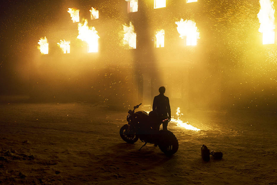 Lisbeth Salander (Claire Foy) steht vor ihrem brennenden Zuhause.