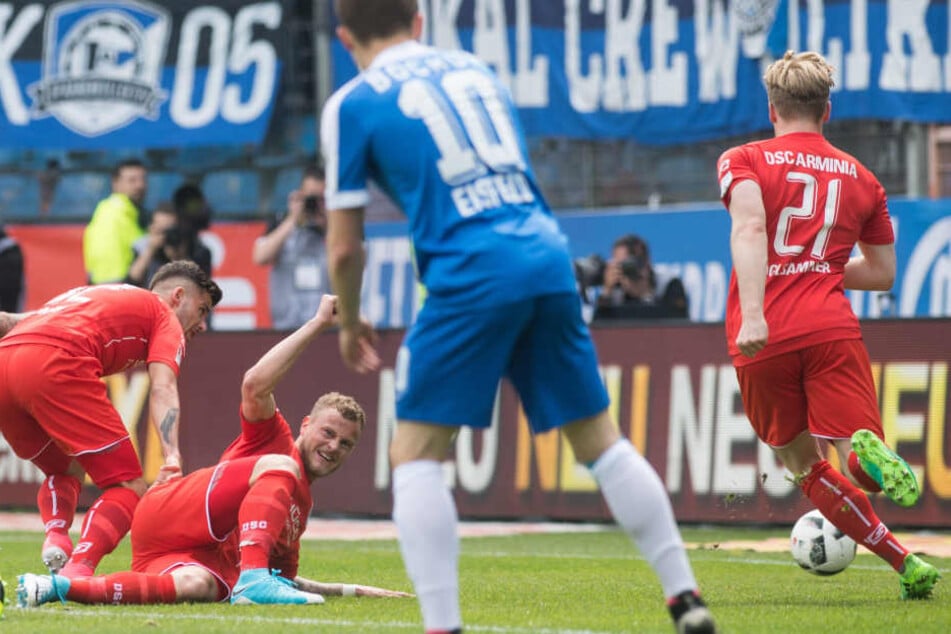 Im ungewohnt roten Trikot schoss Keanu Staude (2. v. l.) den DSC bereits in der 7. Minute in Führung.