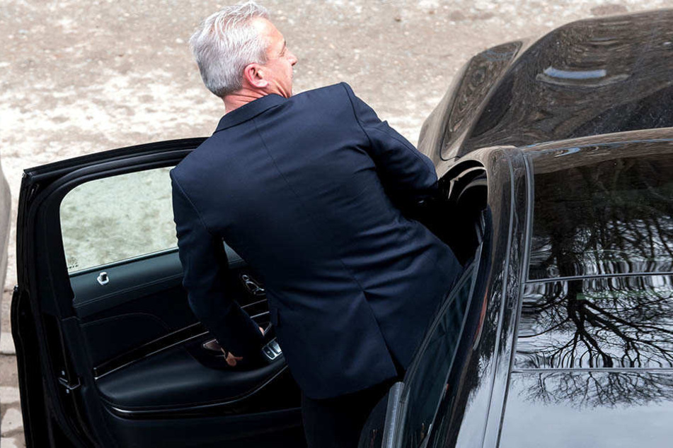 Nach der Pressekonferenz bestieg Pavel Dotchev sein Auto und brauste davon.