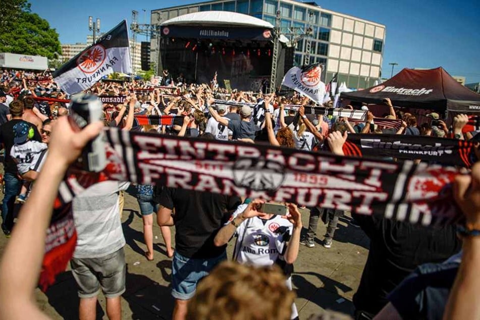 Die Eintracht-Fans sammeln sich auf dem Alexanderplatz.