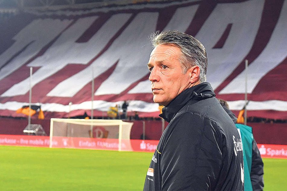 Ernste Miene beim Trainer: Uwe Neuhaus kann seinen heutigen 58. Geburtstag angesichts der sportlichen Probleme wohl etwas weniger als sonst genießen.