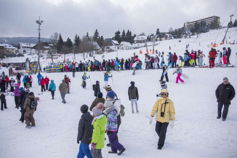 Hunderte Wintersportbegeisterte stürmen die Pisten.