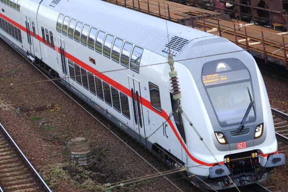Der IC bremste durch das auf die Oberleitung geworfene Schloss abrupt ab. (Symbolbild)