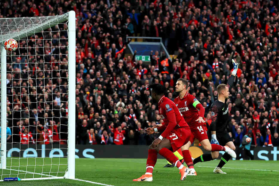 Da blutete das Herz eines jeden Barcelona-Fans! Bei der unglaublichen 0:4-Pleite in Liverpool war das frühe Führungstor der Reds durch Divock Origi (vorn) der Anfang vom bitteren Ende.