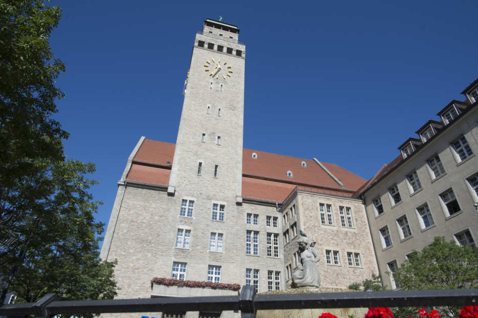 Im Rathaus Neukölln hat ein Obdachloser um sich gestochen, weil er mit seiner Unterbringung unzufrieden war.