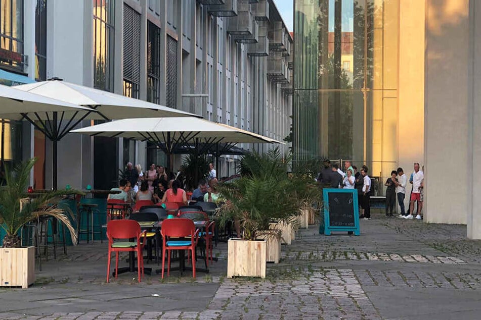 Restaurant-Besucher mussten ins Freie, durften nicht den Aufzug nutzen.