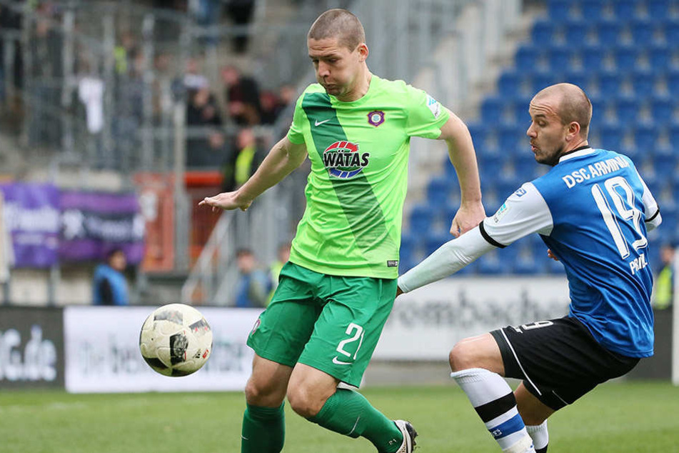 Adam Susac (l.) bei seinem bislang letzten Einsatz für die Auer vor Bielefelds Manuel Prietl.