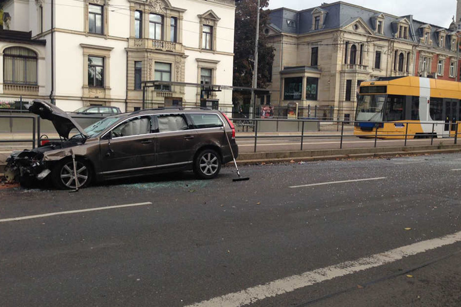 Der Pkw krachte bei hoher Geschwindigkeit in die Haltestelle.