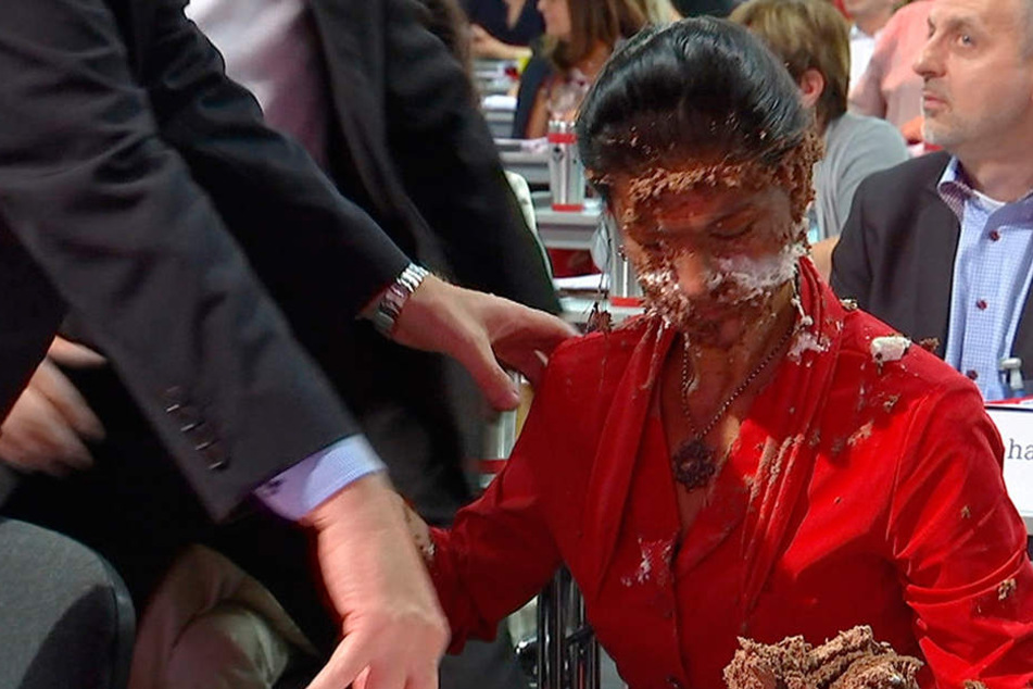 Der Film kommt Politikerinnen und Politikern sehr nah. Darin liegt seine Stärke. Sahra Wagenknecht wurde mit Torte beworfen.