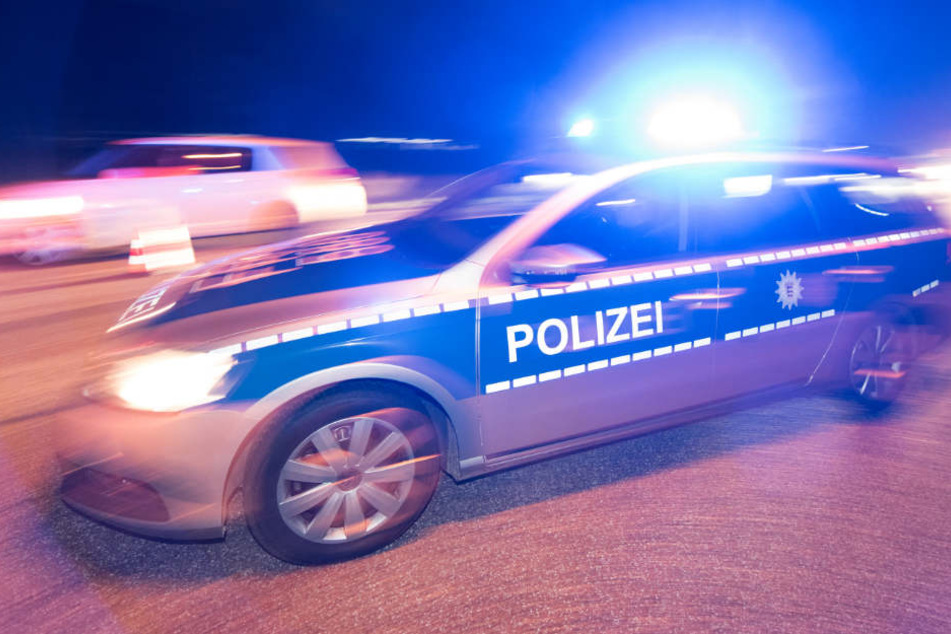 Auf einem Schulhof nahmen die Beamten den jungen Fahrer schließlich fest. (Symbolbild)