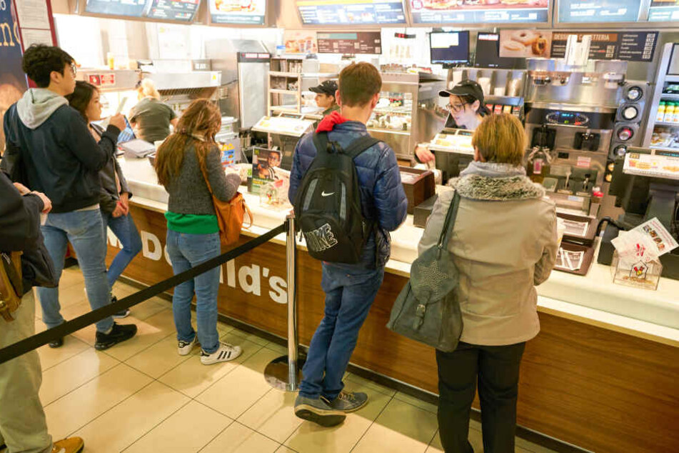 In einer Filiale der berühmten Fast-Food-Kette wäre ein junger Engländer fast gestorben. (Symbolbild)