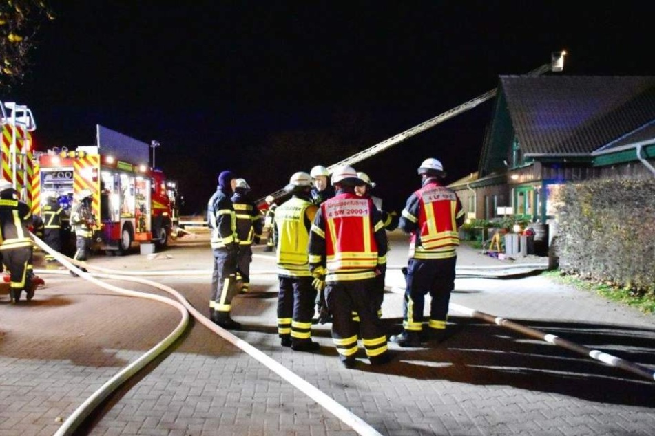 Die Feuerwehr Burscheid konnte das Übergreifen auf das Haupthaus verhindern.
