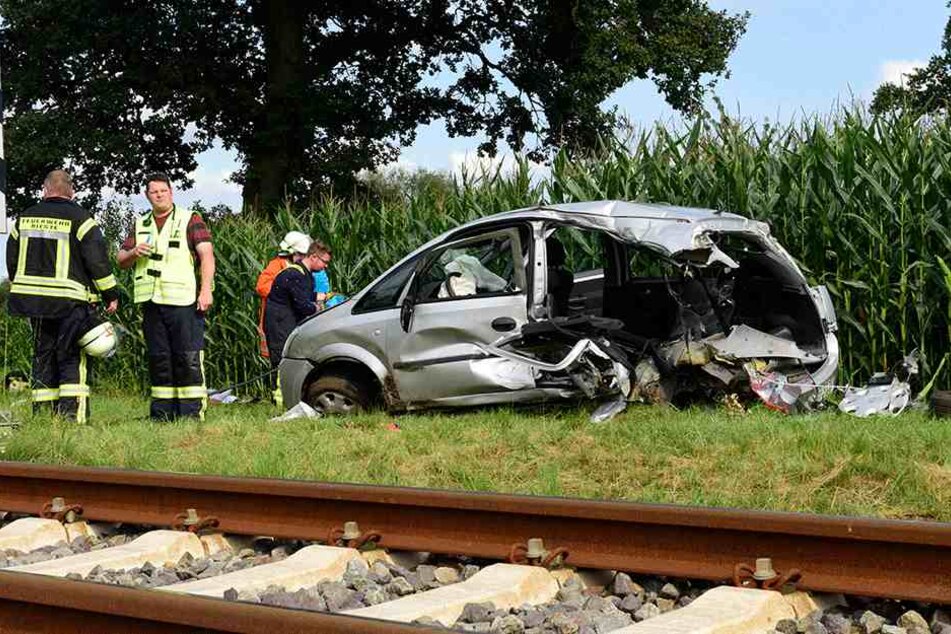 So heftig war der Unfall, dass vom Heck des Wagens kaum noch etwas übrig ist.
