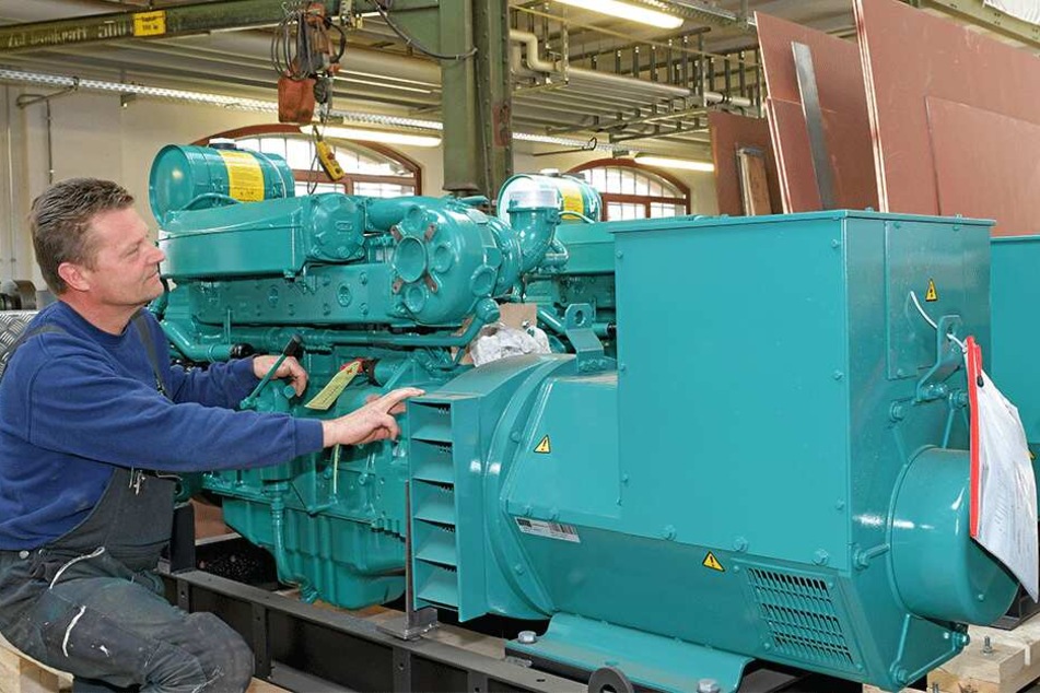 Werftleiter Falk Naumann (54) und sein Team tauschen auf allen Schiffen die Hilfsdieselmotoren aus.
