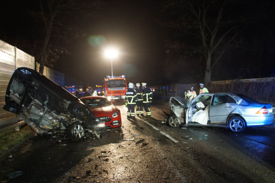 Drei Fahrzeuge stießen auf der Landstraße zusammen.
