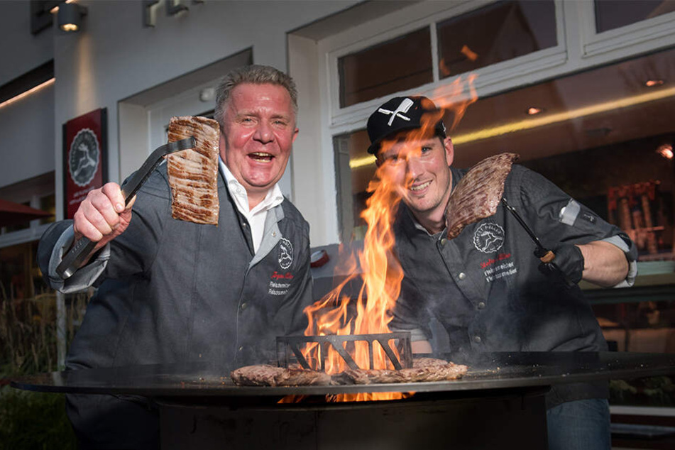 Fleischermeister Jürgen Müller (63,l.) und Stefan Müller (37) wissen, worauf es beim perfekten Steak ankommt.