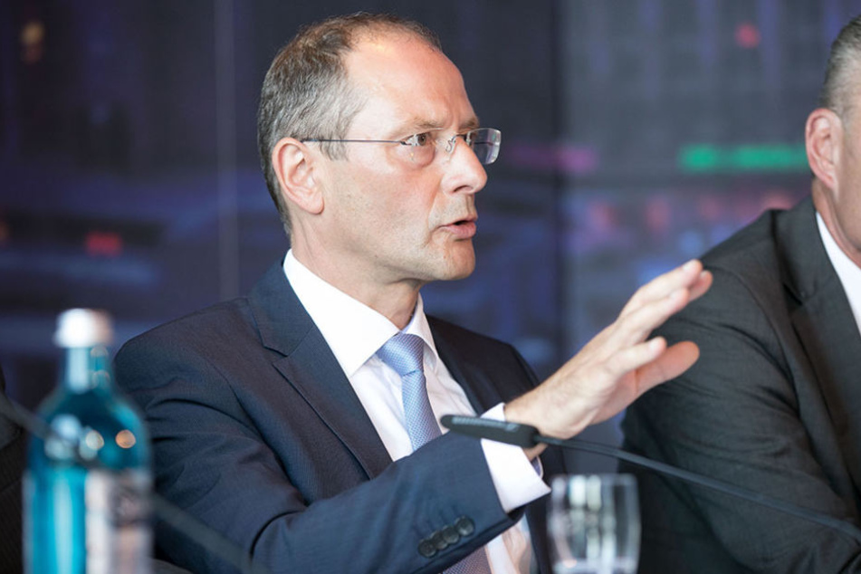 Markus Ulbig (53, CDU) will die Technik der Polizei auf den neusten Stand bringen.