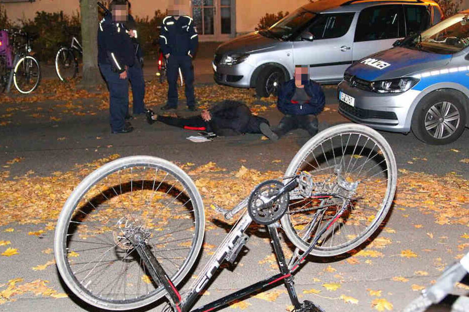 Die beiden Männer wurden von den Polizisten mit fünf Rädern erwischt.