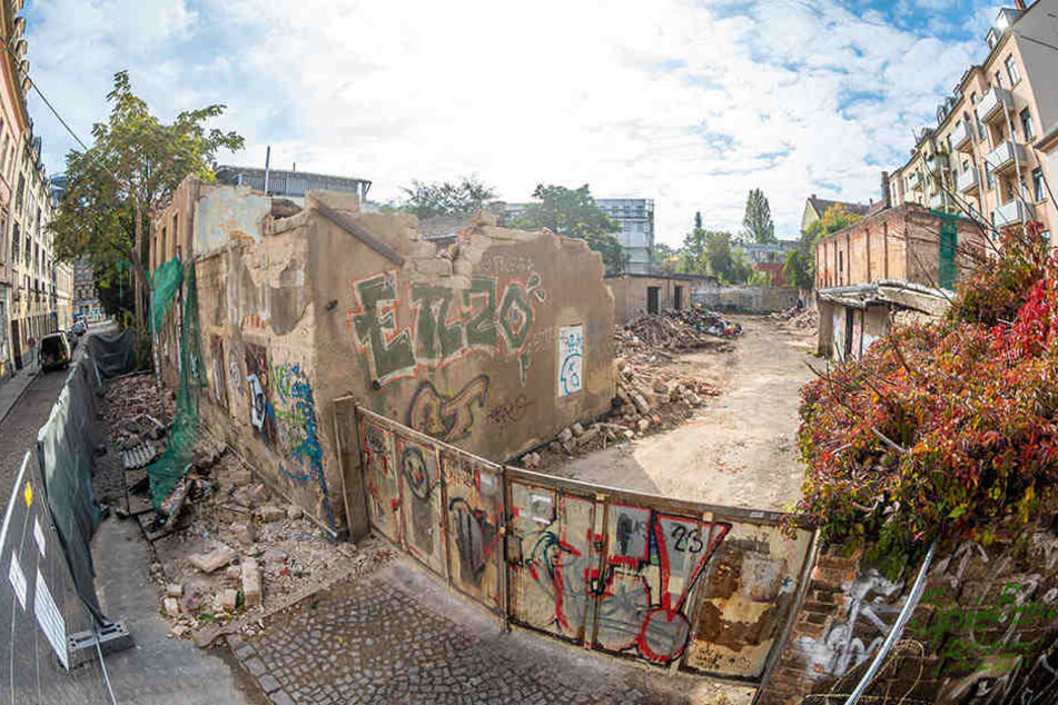 Die alte Kohlenhandlung Wendt an der Scheunenhofstraße 3 wird abgerissen,obwohl sie denkmalgeschützt war.