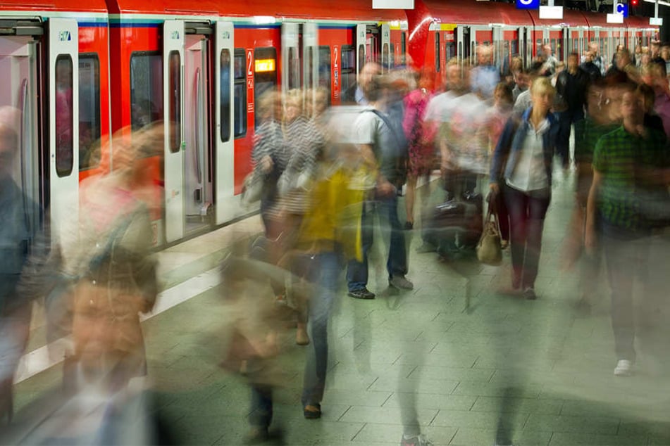 Zuggäste müssen sich auf der Strecke zwischen Leipzig und Chemnitz auf verspätungen und Ausfälle einstellen. (Symbolbild)