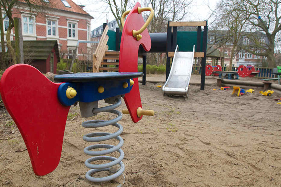 Die Polizei konnte den Tatverdächtigen auf dem Spielplatz festnehmen. Der Mann war total betrunken. (Symbolbild)