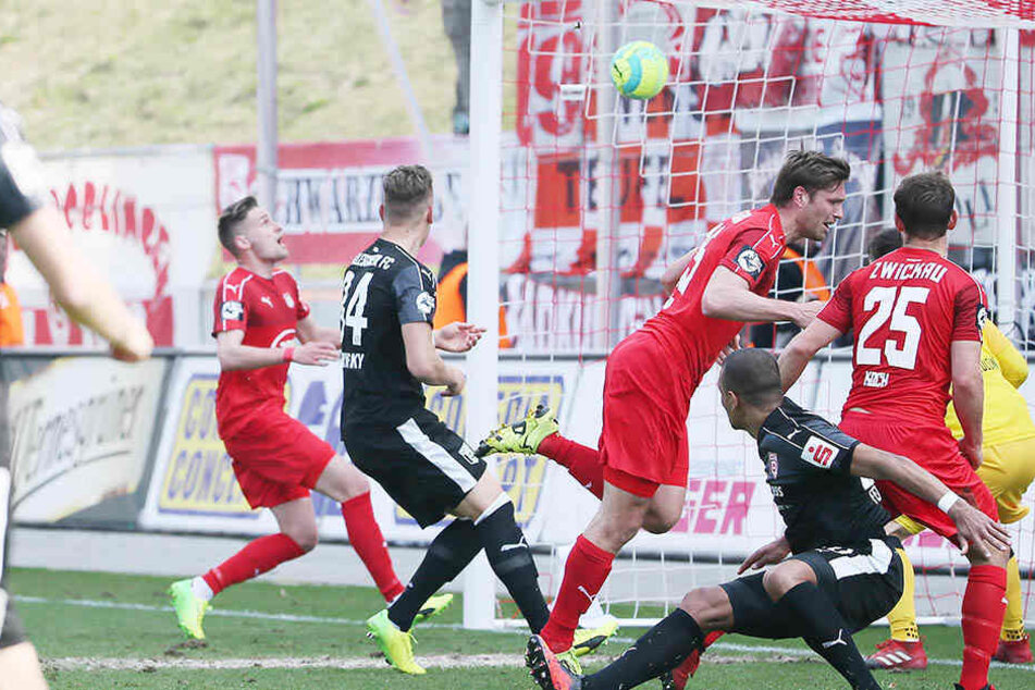Jonas Nietfeld (links) trifft zum 1:0 für die Gastgeber.