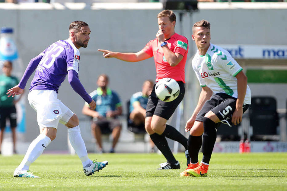 Nicolai Rapp (r.) im August 2016 in der Zweitliga-Partie gegen den FCE. Links Aues Christian Tiffert. Rapp & Co.gewannen mit 3:2.