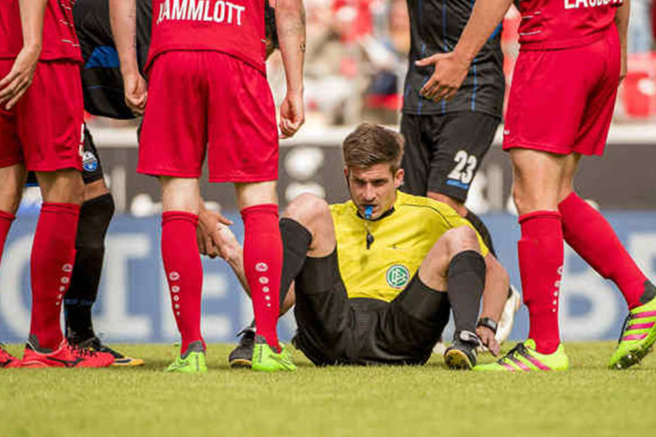 Schiedsrichter Wollenweber ging nach dem "Rempler" zu Fall.