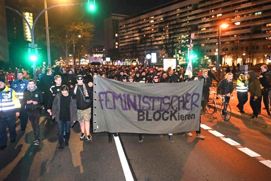 Der Protestzug macht sich auf den Weg über die St. Petersburger Straße in Dresden.