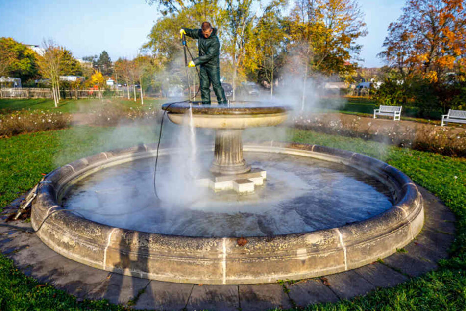Klaus Schönberg (54) kärchert den Brunnen im Blüherpark mit Hochdruck und
Wasserdampf.