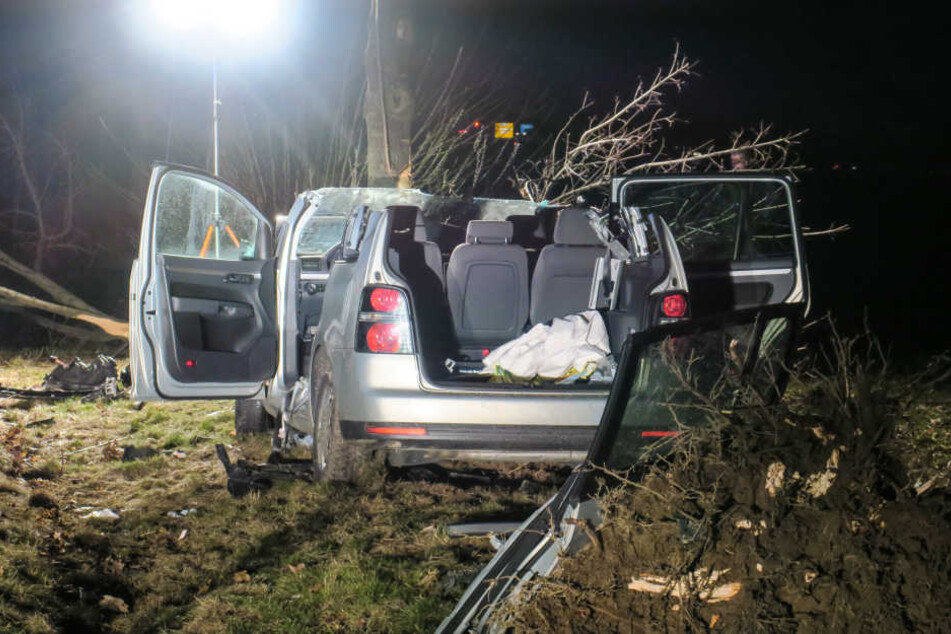 Um die Fahrerin aus dem Auto zu befreien, musste die Feuerwehr das Dach entfernen.