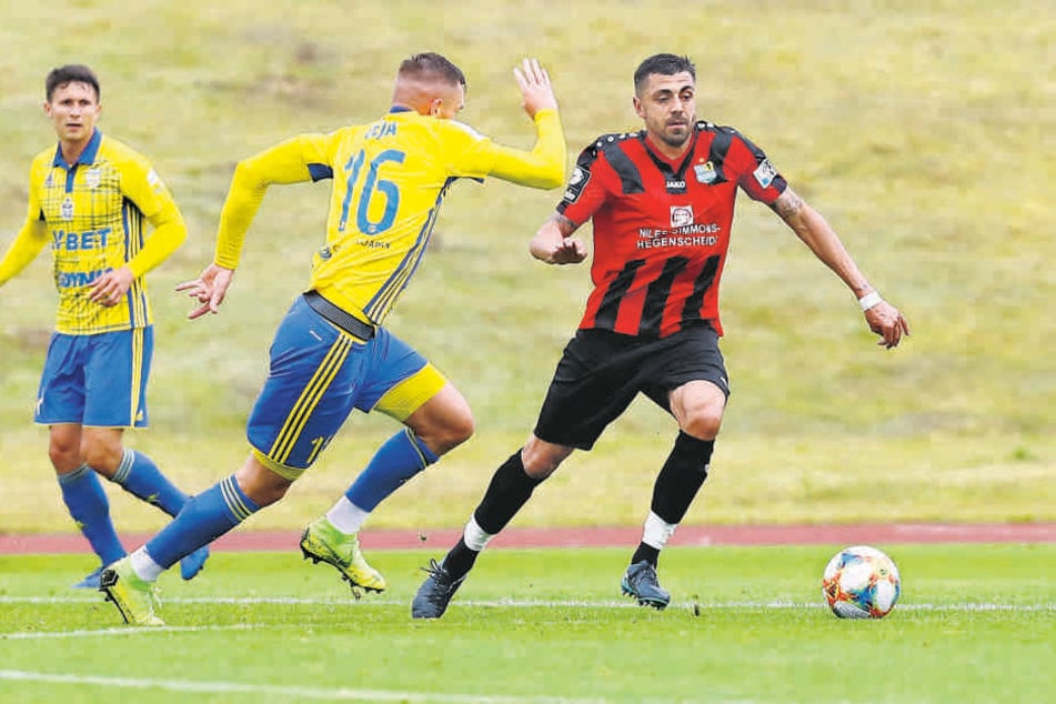 Georgi Sarmov (r.) ist der neue Abräumer im Mittelfeld. Hier jagt der Bulgare im Test gegen Arka Gdynia Adam Deja den Ball ab.