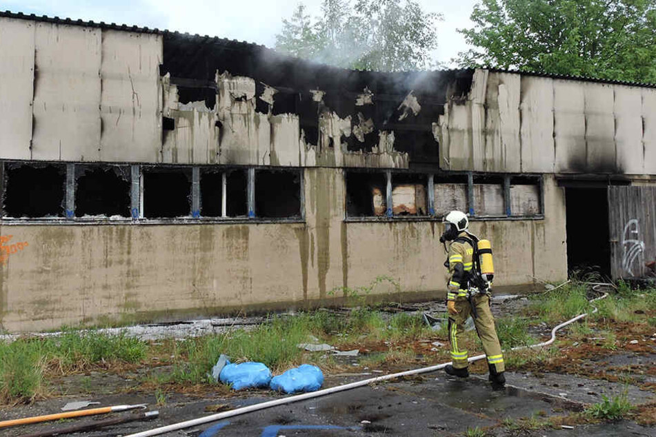 Die beiden Jungs hatten in der Halle befindlichen Müll angezündet. Bald schon stand die alte Lagerhalle in Flammen.