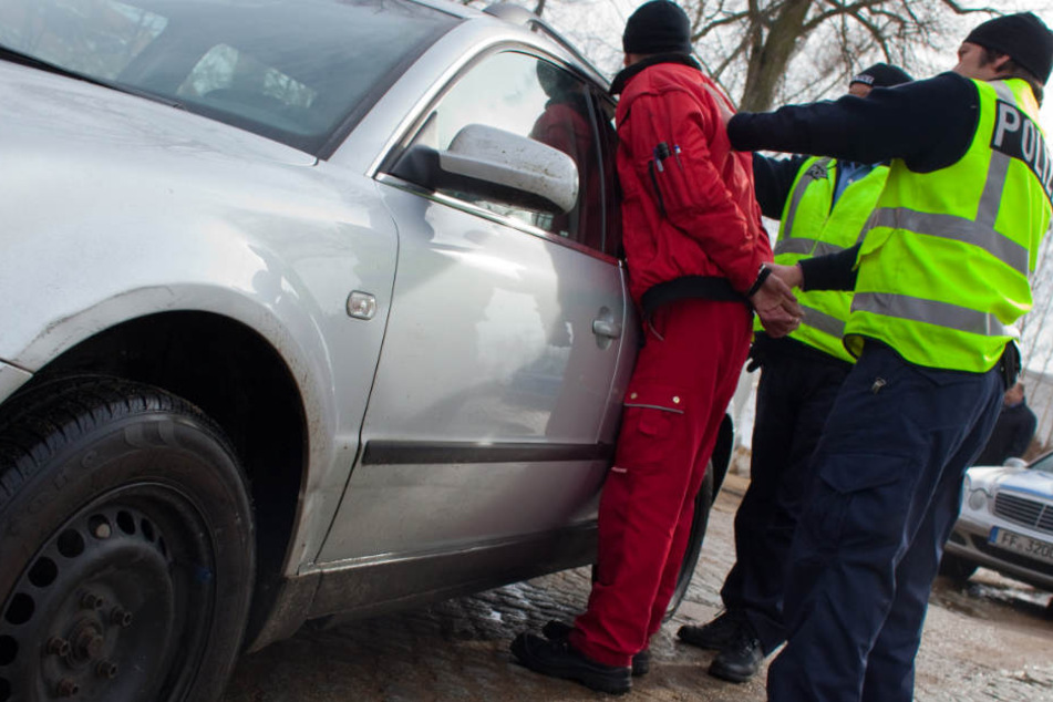 Der 26-Jährige musste von der Polizei festgenommen werden. (Symbolbild)