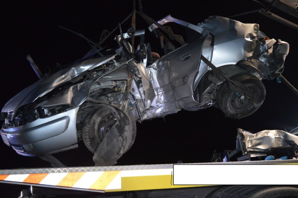 Das kaputte Auto wurde von der Polizei beschlagnahmt.