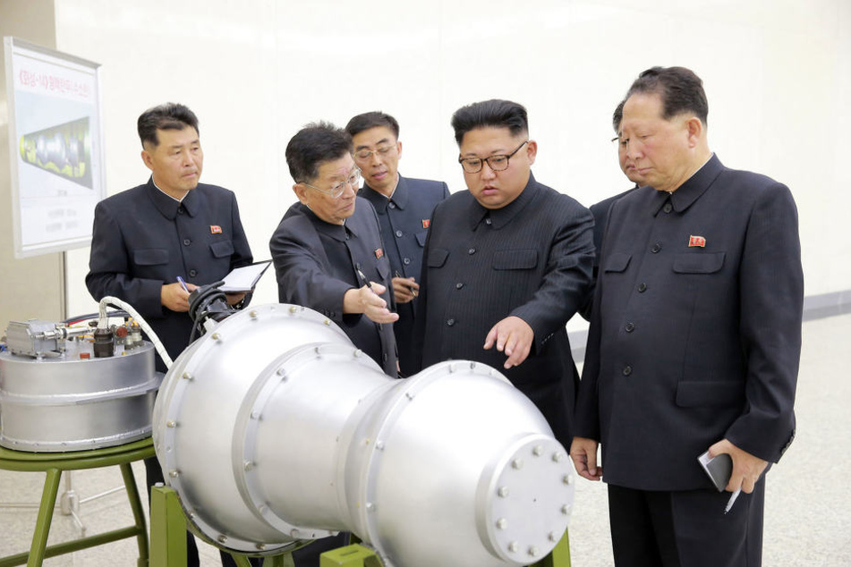 Angeblich besitzt Nordkorea eine Wasserstoffbombe. Dieses Bild mit der Inspektion des Sprengkopfes wurde verbreitet.