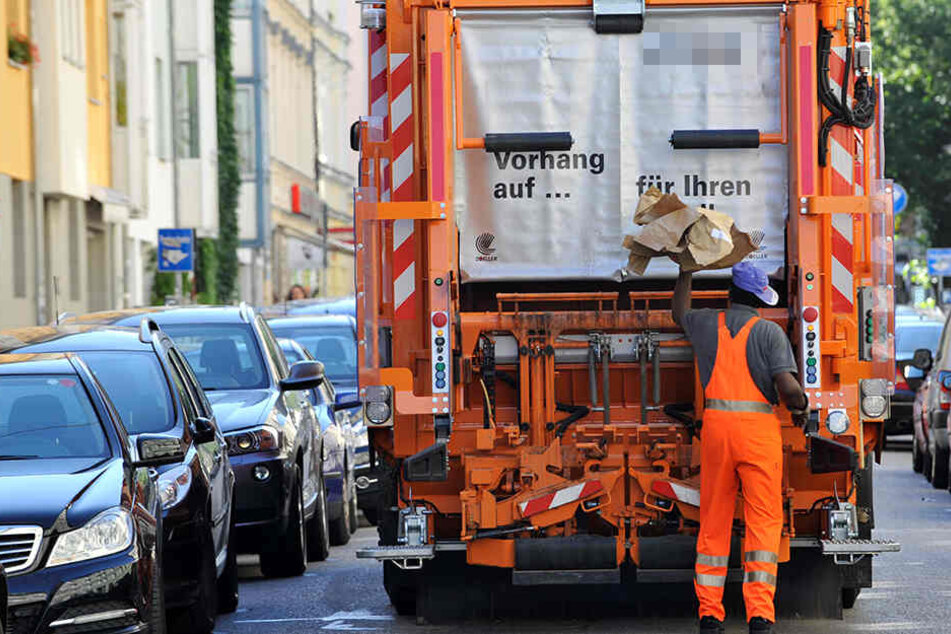Nach dem flüchtigen Fahrer des Müllwagens wird gesucht. (Symbolbild)