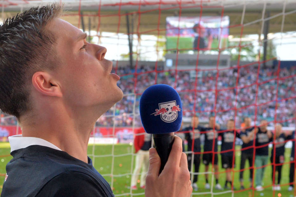 Kapitän Dominik Kaiser feiert am 8. Mai 2016 mit seinen Mitspielern und den Fans den Aufstieg in die Bundesliga. Im Sommer ist sein Weg bei RB zu Ende.
