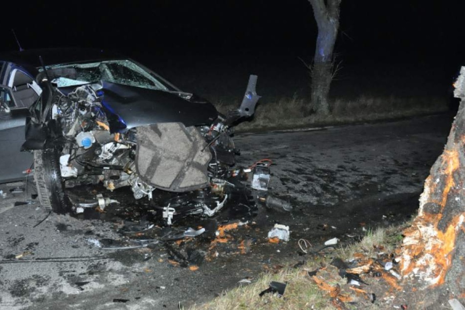 Das Auto wurde in seine Einzelteile zerlegt, auch am Baum sind die Spuren des Aufpralls nicht zu übersehen.