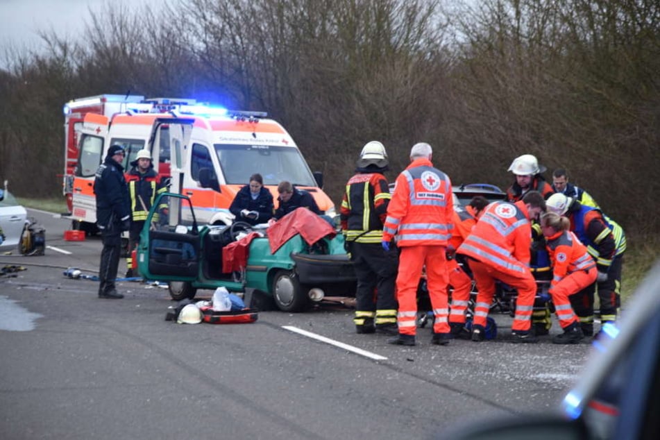 Der Fahrer des Peugeot musste aus seinem Fahrzeug befreit werden.