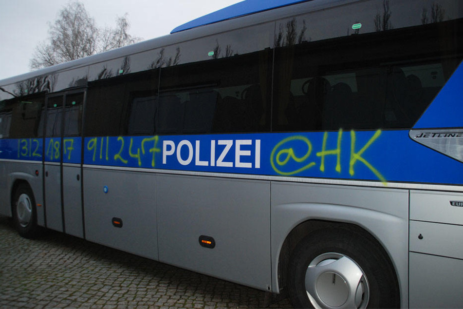 Während das Orchester ein Benefizkonzert gab, wurde der Polizeibus besprüht.