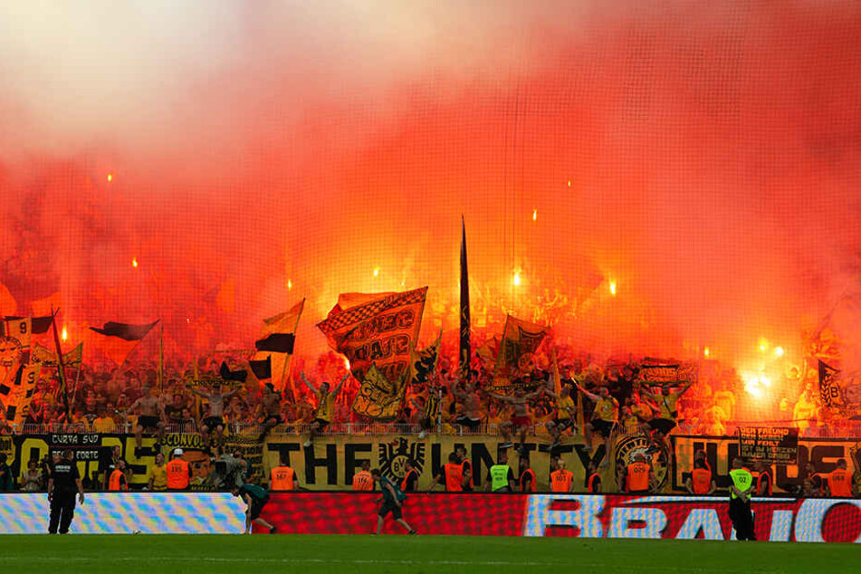 Die BVB-Fans zündelten nicht gerade wenige Bengalos während der Partie ab.